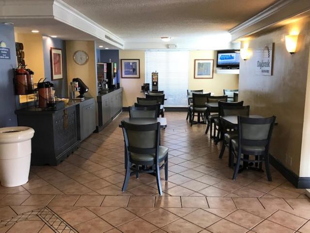 Days Inn By Wyndham Jacksonville Baymeadows Экстерьер фото